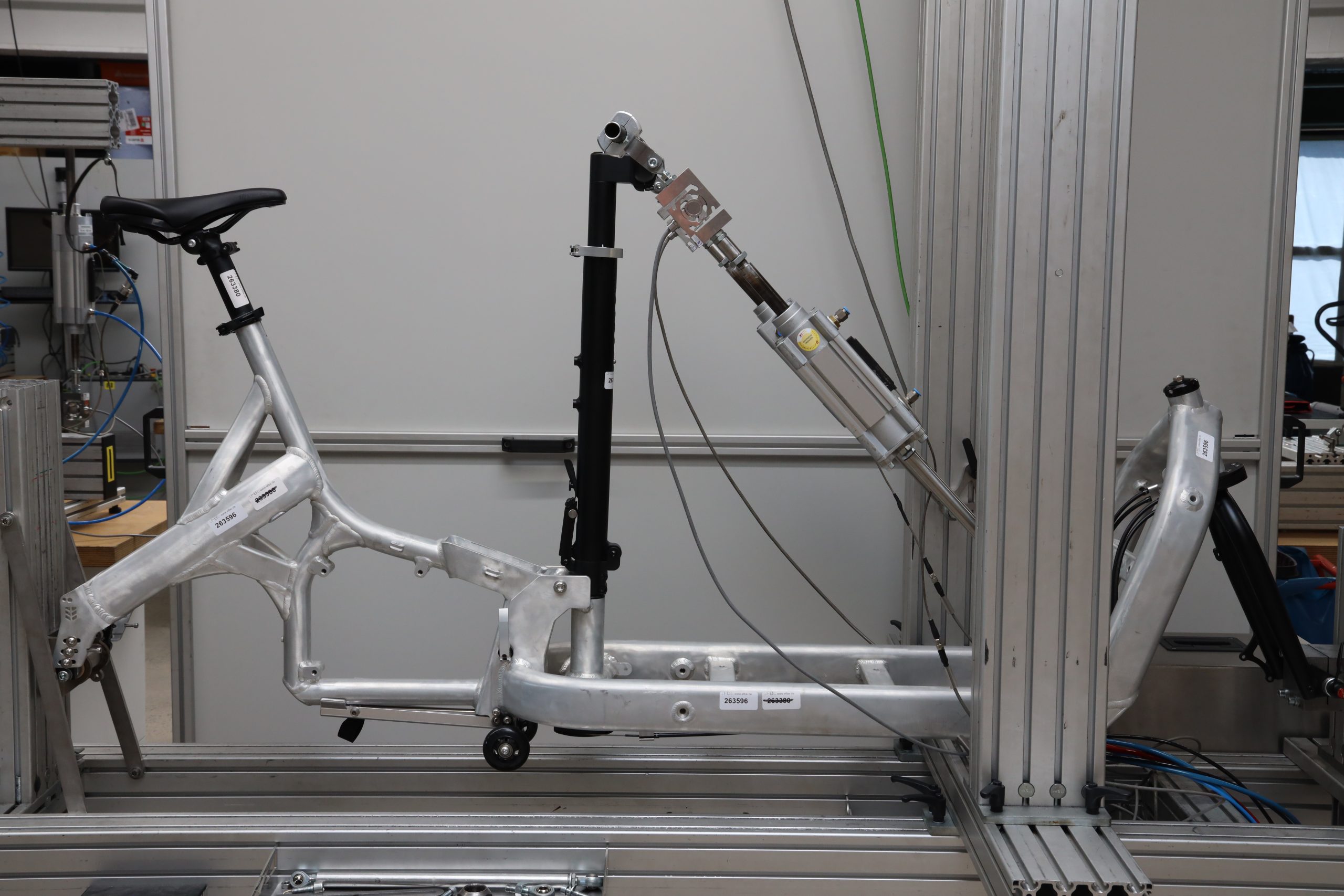 FOLD Lastenrad während einer technischen Sicherheitsprüfung
